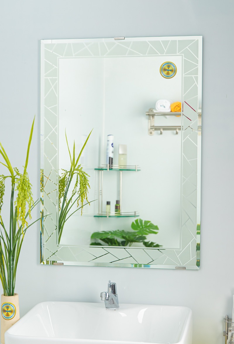 Bạn là người yêu thích phong cách sang trọng và tinh tế? Gương Soi Pha Lê Phòng Tắm chính là giải pháp hoàn hảo cho bạn. Với chất liệu pha lê và thiết kế độc đáo cùng với khả năng chiếu sáng tuyệt vời, giúp tăng thêm vẻ đẹp của không gian phòng tắm. Hãy để chiếc gương này trở thành điểm nhấn cho không gian phòng tắm của bạn.